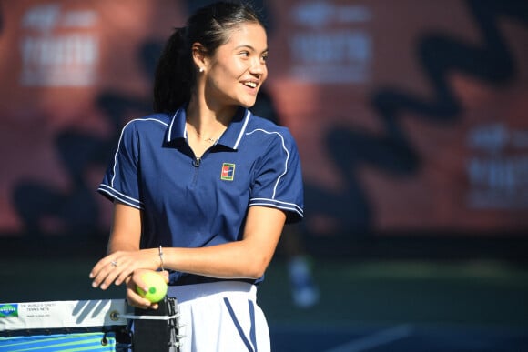 Emma Raducanu lors d'un événement organisé par le programme LTA Youth, au National Tennis Center de Londres, Royaume Uni, le 24 septembre 2021.