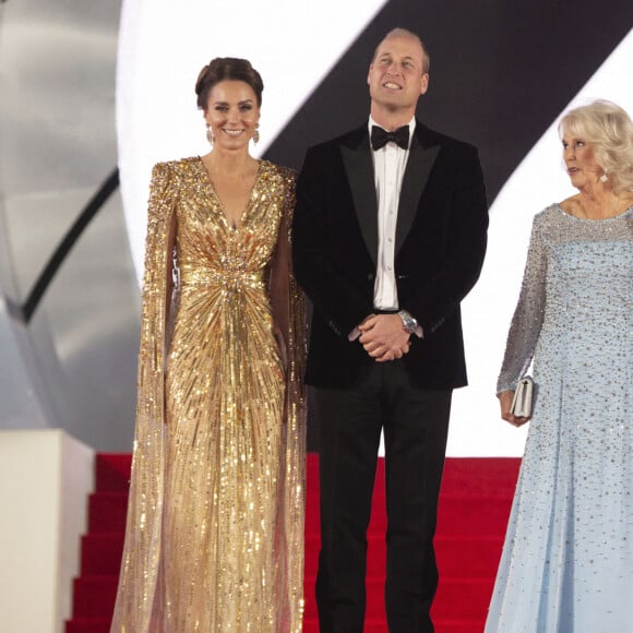 Le prince William, duc de Cambridge, Catherine Kate Middleton, duchesse de Cambridge, Camilla Parker Bowles, duchesse de Cornouailles, le prince Charles, prince de Galles lors de l'avant-première mondiale du film "James Bond - Mourir peut attendre (No Time to Die)" au Royal Albert Hall à Londres le 28 septembre 2021.