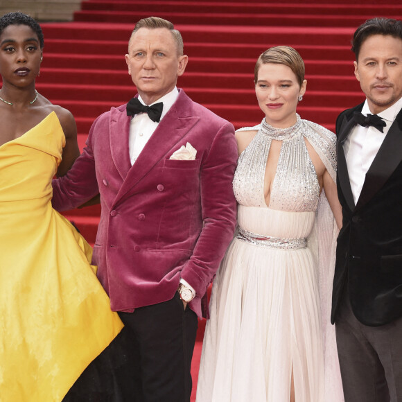 Lashana Lynch, Daniel Craig, Léa Seydoux und Cary Joji Fukunaga lors de l'avant-première mondiale du film "James Bond - Mourir peut attendre (No Time to Die)" au Royal Albert Hall à Londres le 28 septembre 2021.