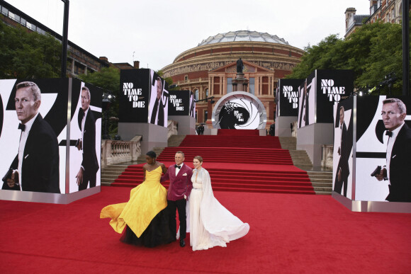 Lashana Lynch, Daniel Craig et Léa Seydoux lors de l'avant-première mondiale du film "James Bond - Mourir peut attendre (No Time to Die)" au Royal Albert Hall à Londres le 28 septembre 2021.