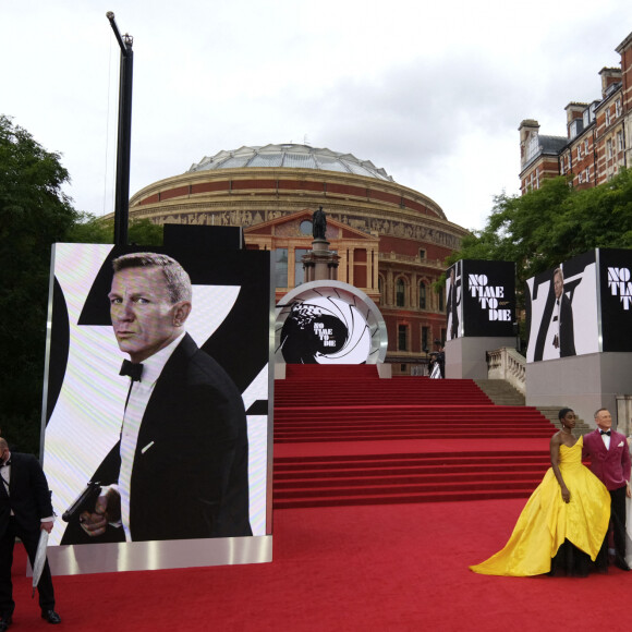 Lashana Lynch, Daniel Craig, Léa Seydoux et Cary Joji Fukunaga lors de l'avant-première mondiale du film "James Bond - Mourir peut attendre (No Time to Die)" au Royal Albert Hall à Londres le 28 septembre 2021.
