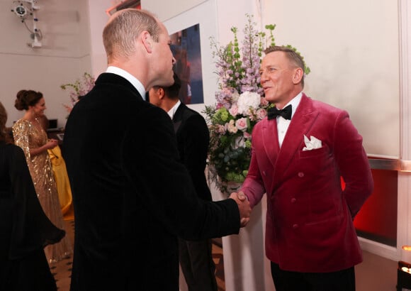 Le prince William et Daniel Craig lors de l'avant-première mondiale du film "James Bond - Mourir peut attendre (No Time to Die)" au Royal Albert Hall à Londres le 28 septembre 2021.