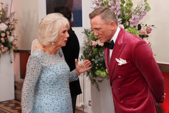 Camilla Parker Bowles et Daniel Craig lors de l'avant-première mondiale du film "James Bond - Mourir peut attendre (No Time to Die)" au Royal Albert Hall à Londres le 28 septembre 2021.