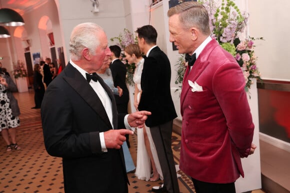 Le prince Charles et Daniel Craig lors de l'avant-première mondiale du film "James Bond - Mourir peut attendre (No Time to Die)" au Royal Albert Hall à Londres le 28 septembre 2021.