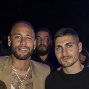 Rafinha, Neymar Jr, Marco Verratti et Achraf Hakimi - People au défilé de mode Femmes prêt-à-porter printemps-été 2022 "Balmain" à la Seine Musicale à Paris. Le 29 septembre 2021 © Olivier Borde / Bestimage