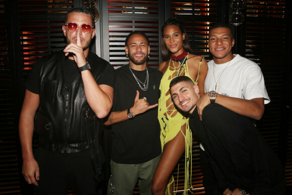 DJ Snake, Neymar Jr, Cindy Bruna, Kylian Mbappé et Marco Verratti lors de la soirée d'anniversaire du top model Cindy Bruna (organisée par Five Eyes Productions) au Giuse Trattoria, dans le 8e arrondissement. Paris, le 1er octobre 2021.