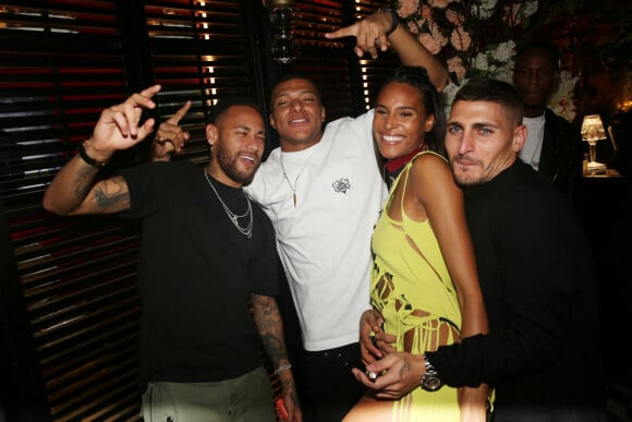 Neymar, Kylian Mbappé, Cindy Bruna et Marco Verratti lors de la soirée d'anniversaire du top model Cindy Bruna (organisée par Five Eyes Productions) au Giuse Trattoria, dans le 8e arrondissement. Paris, le 1er octobre 2021.