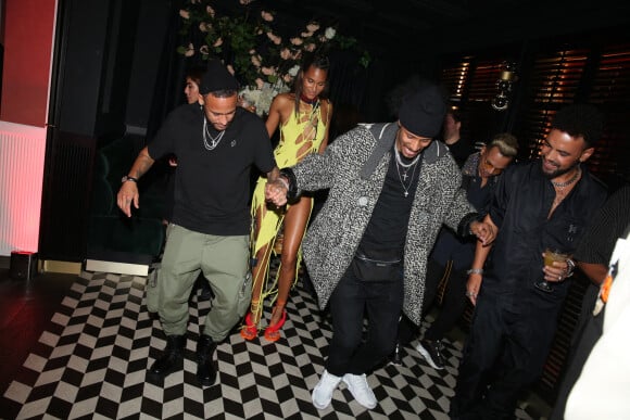 Neymar Jr, Cindy Bruna et Laurent Bourgeois lors de la soirée d'anniversaire du top model Cindy Bruna (organisée par Five Eyes Productions) au Giuse Trattoria, dans le 8e arrondissement. Paris, le 1er octobre 2021.