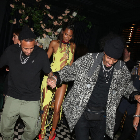Neymar Jr, Cindy Bruna et Laurent Bourgeois lors de la soirée d'anniversaire du top model Cindy Bruna (organisée par Five Eyes Productions) au Giuse Trattoria, dans le 8e arrondissement. Paris, le 1er octobre 2021.