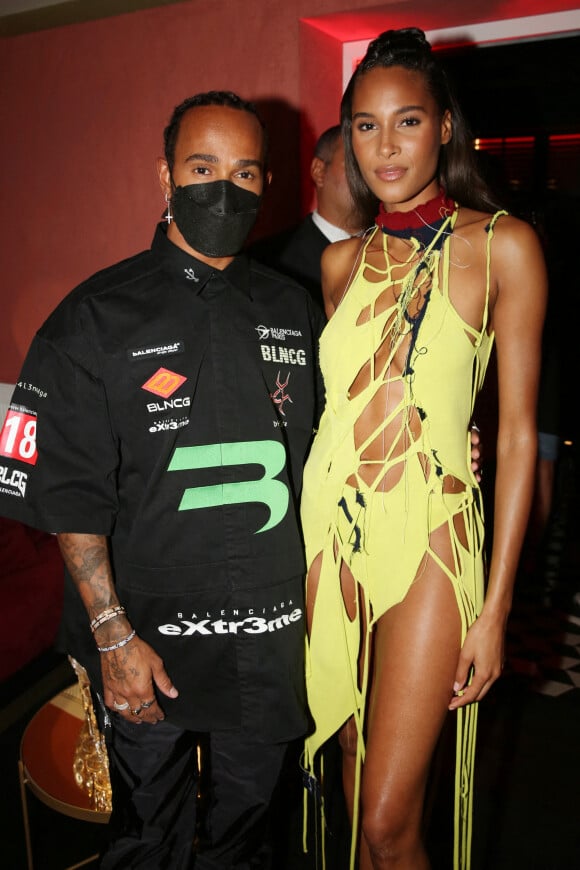 Lewis Hamilton et Cindy Bruna lors de la soirée d'anniversaire du top model Cindy Bruna (organisée par Five Eyes Productions) au Giuse Trattoria, dans le 8e arrondissement. Paris, le 1er octobre 2021.