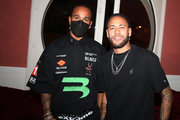 Lewis Hamilton et Neymar Jr lors de la soirée d'anniversaire du top model Cindy Bruna (organisée par Five Eyes Productions) au Giuse Trattoria, dans le 8e arrondissement. Paris, le 1er octobre 2021.