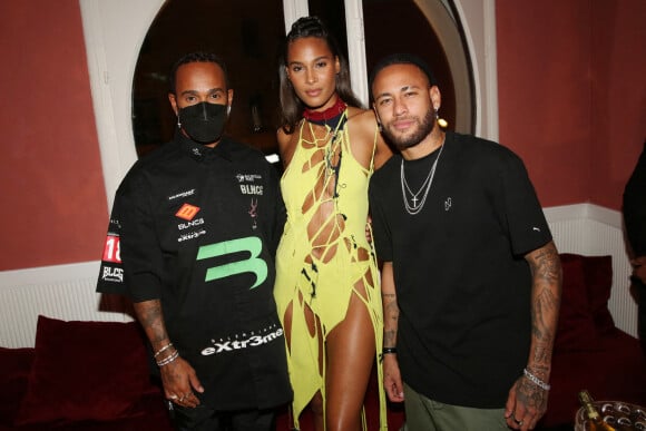Lewis Hamilton, Cindy Bruna et Neymar Jr lors de la soirée d'anniversaire du top model Cindy Bruna (organisée par Five Eyes Productions) au Giuse Trattoria, dans le 8e arrondissement. Paris, le 1er octobre 2021.