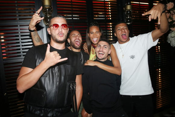 DJ Snake, Neymar Jr, Cindy Bruna, Marco Verratti et Kylian Mbappé lors de la soirée d'anniversaire du top model Cindy Bruna (organisée par Five Eyes Productions) au Giuse Trattoria, dans le 8e arrondissement. Paris, le 1er octobre 2021.