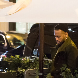 Exclusif - Neymar Jr arrive à l'anniversaire de Cindy Bruna (27 ans) au restaurant Giusé Trattoria à Paris, France, le 1 octobre 2021. Soirée organisée par Five Eyes Production. © Tiziano Da Silva-Pierre Perusseau/Bestimage