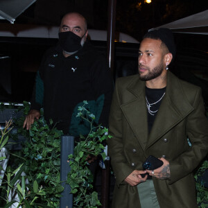 Exclusif - Neymar Jr arrive à l'anniversaire de Cindy Bruna (27 ans) au restaurant Giusé Trattoria à Paris, France, le 1 octobre 2021. Soirée organisée par Five Eyes Production. © Tiziano Da Silva-Pierre Perusseau/Bestimage