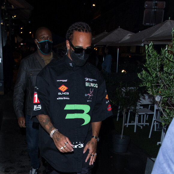 Exclusif - Lewis Hamilton arrive à l'anniversaire de Cindy Bruna (27 ans) au restaurant Giusé Trattoria à Paris, France, le 1 octobre 2021. Soirée organisée par Five Eyes Production. © Tiziano Da Silva-Pierre Perusseau/Bestimage