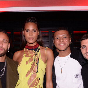 Neymar Jr, Cindy Bruna, Kylian Mbappé et Marco Verratti lors de la soirée d'anniversaire de Cindy Bruna (27 ans) au restaurant Giusé Trattoria à Paris, le 1er octobre 2021. Soirée organisée par Five Eyes Production. © Rachid Bellak/Bestimage