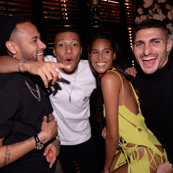Neymar, Kylian Mbappé, Cindy Bruna et Marco Verratti lors de la soirée d'anniversaire de Cindy Bruna (27 ans) au restaurant Giusé Trattoria à Paris, le 1er octobre 2021. Soirée organisée par Five Eyes Production. © Rachid Bellak/Bestimage