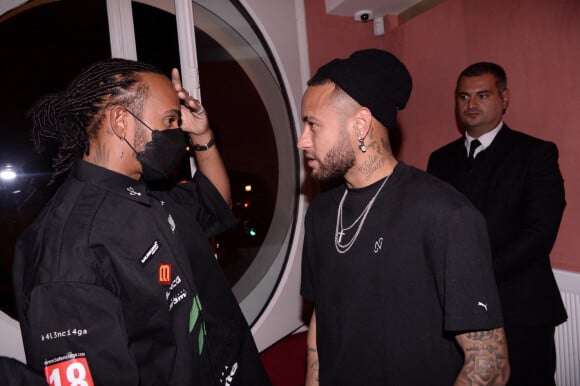 Lewis Hamilton et Neymar Jr lors de la soirée d'anniversaire de Cindy Bruna (27 ans) au restaurant Giusé Trattoria à Paris, le 1er octobre 2021.  Soirée organisée par Five Eyes Production.© Rachid Bellak/Bestimage