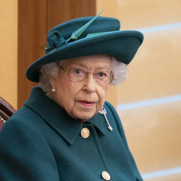 La reine Elizabeth II d'Angleterre arrive au Parlement écossais à Edimbourg, le 2 octobre 2021.