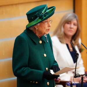 La reine Elizabeth II d'Angleterre arrive au Parlement écossais à Edimbourg, le 2 octobre 2021.