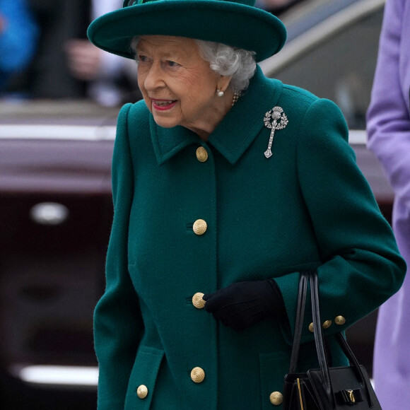 La reine Elizabeth II d'Angleterre arrive au Parlement écossais à Edimbourg, le 2 octobre 2021.