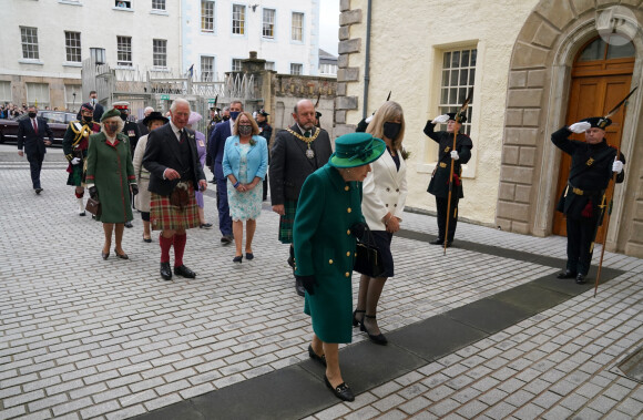 La reine Elizabeth II d'Angleterre arrive au Parlement écossais à Edimbourg, le 2 octobre 2021.