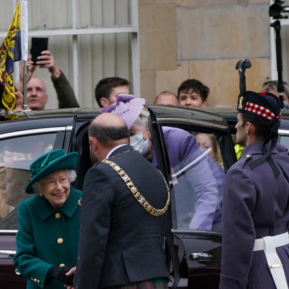 La reine Elizabeth II d'Angleterre arrive au Parlement écossais à Edimbourg, le 2 octobre 2021.