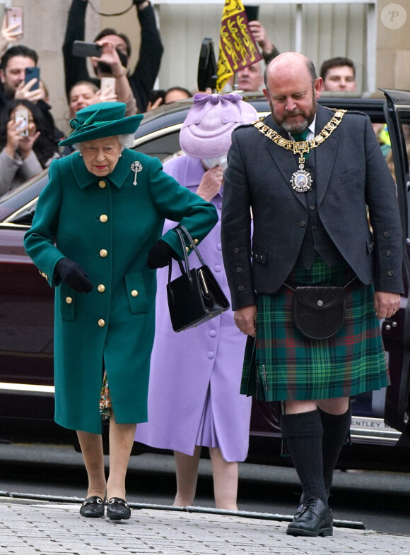 La reine Elizabeth II d'Angleterre arrive au Parlement écossais à Edimbourg, le 2 octobre 2021.