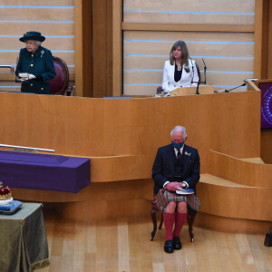 La reine Elizabeth II d'Angleterre ouvre la sixème session du Parlement écossais, devant le prince Charles et Camilla, à Edimbourg, le 2 octobre 2021.