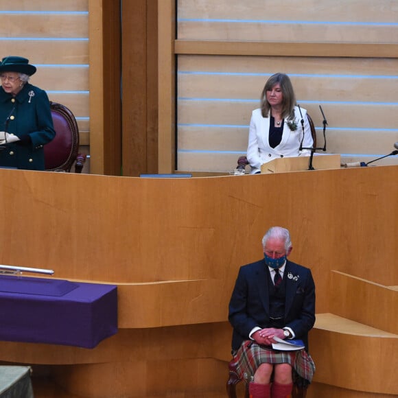 La reine Elizabeth II d'Angleterre ouvre la sixème session du Parlement écossais, devant le prince Charles et Camilla, à Edimbourg, le 2 octobre 2021.