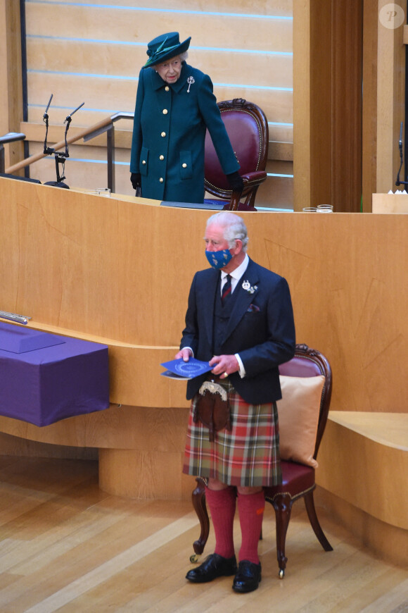 La reine Elizabeth II d'Angleterre arrive au Parlement écossais à Edimbourg, le 2 octobre 2021.