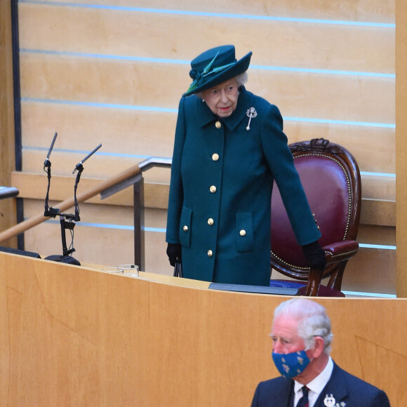 La reine Elizabeth II d'Angleterre arrive au Parlement écossais à Edimbourg, le 2 octobre 2021.