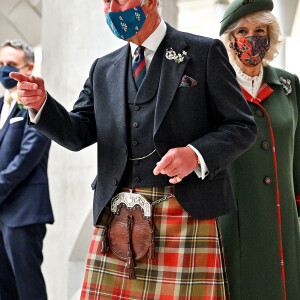 Le prince Charles et Camilla, duchesse de Cornouailles, arrivent au Parlement écossais à Edimbourg, le 2 octobre 2021.