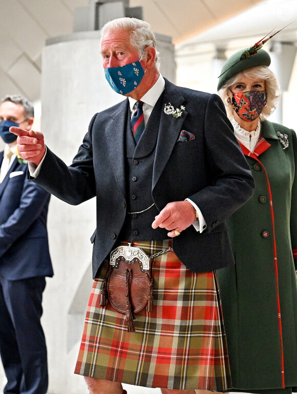 Le prince Charles et Camilla, duchesse de Cornouailles, arrivent au Parlement écossais à Edimbourg, le 2 octobre 2021.