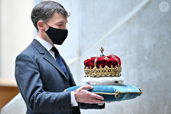 La couronne d'Écosse de la reine Elizabeth II, escortée au Parlement écossais à Edimbourg, le 2 octobre 2021.