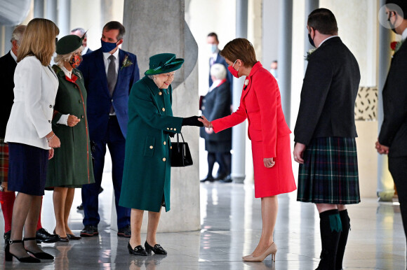 La reine Elizabeth II d'Angleterre salue le Premier Ministre Nicola Sturgeon à son arrivée au Parlement écossais à Edimbourg, le 2 octobre 2021.