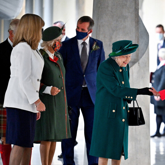 La reine Elizabeth II d'Angleterre salue le Premier Ministre Nicola Sturgeon à son arrivée au Parlement écossais à Edimbourg, le 2 octobre 2021.