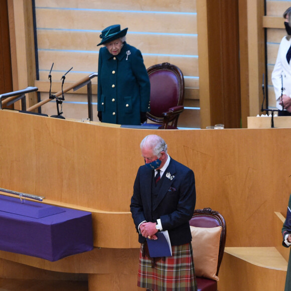 La reine Elizabeth II d'Angleterre ouvre la sixème session du Parlement écossais, devant le prince Charles et Camilla, à Edimbourg, le 2 octobre 2021.