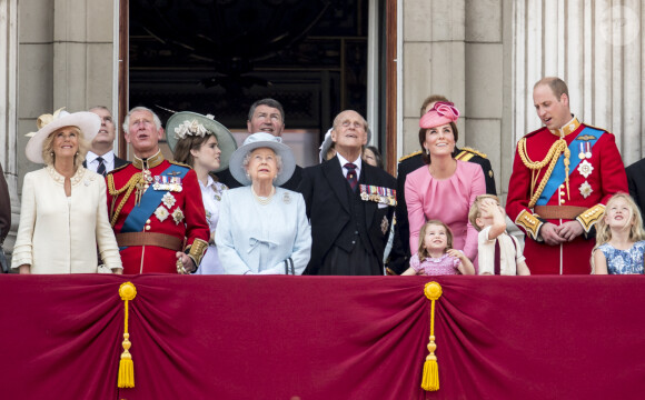 Camilla Parker Bowles, duchesse de Cornouailles, le prince Charles, prince de Galles, la princesse Eugenie d'York, la reine Elisabeth II d'Angleterre, le prince Philip, duc d'Edimbourg, Catherine Kate Middleton, duchesse de Cambridge, la princesse Charlotte, le prince George et le prince William, duc de Cambridge assistent à la parade "Trooping the colour" à Londres le 17 juin 2017.