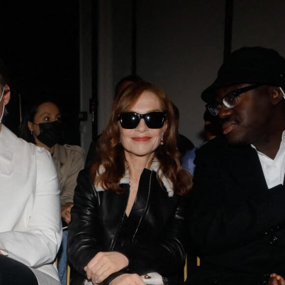 Isabelle Huppert et Edward Enninful (à droite) assistent au défilé de mode Lanvin, collection prêt-à-porter printemps/été 2022 à la Salle Pleyel. Paris, le 3 octobre 2021. © Veeren Ramsamy-Christiophe Clovis/Bestimage