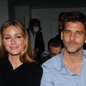 Olivia Palermo, son mari Johannes Huebl et Younes Bendjima assistent au défilé de mode Lanvin, collection prêt-à-porter printemps/été 2022 à la Salle Pleyel. Paris, le 3 octobre 2021. © Veeren Ramsamy-Christiophe Clovis/Bestimage