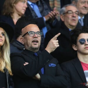 Pascal Obispo, sa femme Julie Hantson, son fils Sean au match de football PSG-Nantes (4 à 0) au Parc des Princes le 14 mai 2016