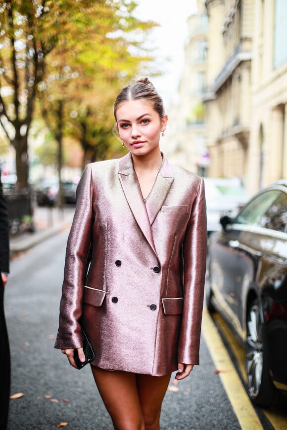 Exclusif - Thylane Blondeau à la sortie du Royal Monceau à Paris, le 29 septembre 2019. Elle porte une veste de blazer rose métallisée et des boots Dr. Martens. © Perusseau - Da Silva / Bestimage