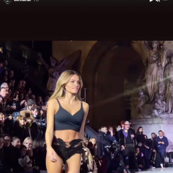 Thylane Blondeau applaudie par son fiancé Ben Attal sur Instagram, lors du Etam Live Show 2021 à Paris, le 4 octobre 2021.