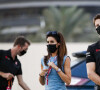 Romain Grosjean, blessé aux mains, et sa femme Marion arrivent au Grand Prix de Sakhir le 6 décembre 2020. Après son terrible accident qui lui a brûlé les mains, Romain Grosjean a révélé dans une vidéo publiée sur Twitter être contraint de mettre un terme à sa carrière en Formule 1. © Dppi / Panoramic / Bestimage