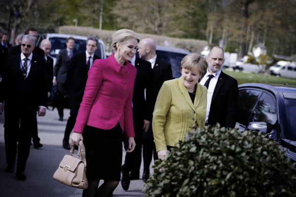 La première ministre du Danemark Helle Thorning-Schmidt reçoit la chancelière allemande Angela Merkel à la résidence du premier ministre à Marienborg, le 28 avril 2015.