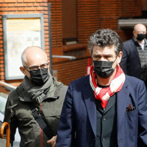 Marc Lavoine et Fabrice Le Ruyet - Sortie des obsèques de Jean-Yves Bouvier en l'église Notre-Dame d'Auteuil, chapelle Sainte Bernadette, à Paris. Le 19 mai 2021.
