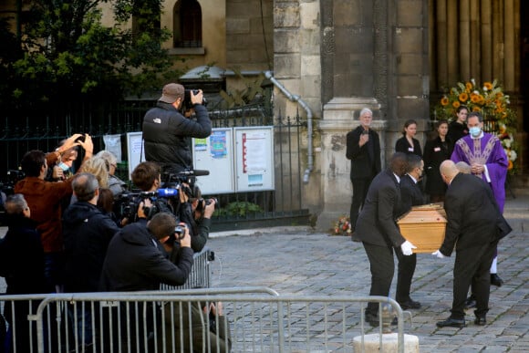 Illustration (cercueil) - Arrivées à la messe funéraire en hommage à Bernard Tapie en l'église Saint-Germain-des-Prés à Paris. Le 6 octobre 2021 © Jacovides-Moreau / Bestimage  