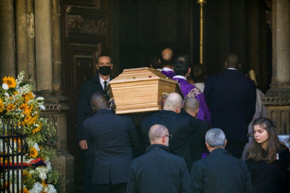 Illustration (cercueil) - Arrivées à la messe funéraire en hommage à Bernard Tapie en l'église Saint-Germain-des-Prés à Paris. Le 6 octobre 2021 © Jacovides-Moreau / Bestimage  